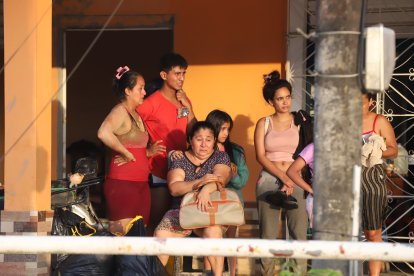 Betsy y su familia aguardaban en el garaje de un vecino que los movilizaran.