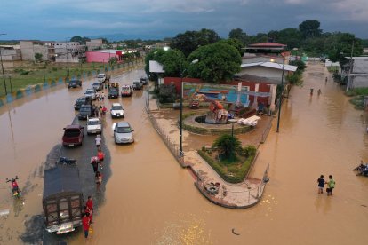 La zona del monumento de ingreso a la localidad se llenó de agua y lodo.