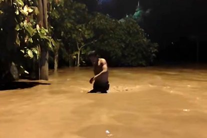 Varios habitantes del sitio Garrapata caminaban por el agua a la rodilla luego del desbordamiento del río