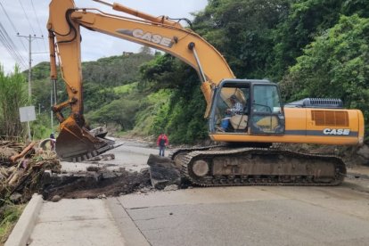 Los vehículos pesados deben usar rutas alternas.