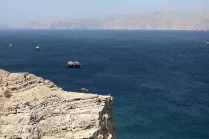 El estrecho de Ormuz, ruta clave para el comercio energético mundial y amenazado por Irán, así como sus proximidades.