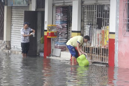 Segura EP contabilizó 39 zonas con acumulación de agua, afectando la movilidad en puntos como Urdesa y Samanes.