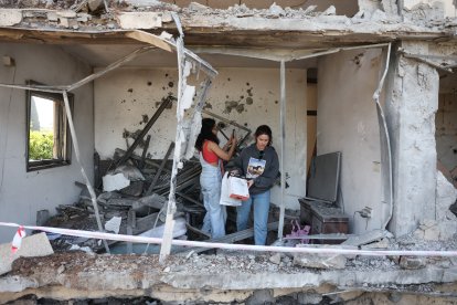 Los residentes inspeccionan los daños después de que un cohete lanzado por Hezbolá  desde Líbano impactara en una casa en Moshav Haniel cerca de la ciudad de Netanya.