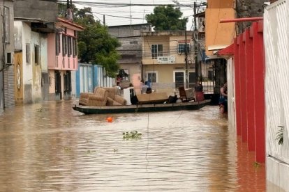 Unas familias sacaron sus enseres en canoas.