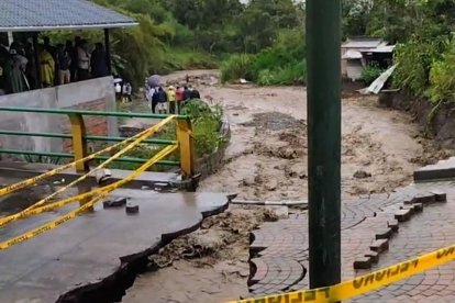 Las intensas lluvias de los últimos días provocaron el incremento del caudal de los ríos que atraviesan el cantón Pallatanga.
FECHA: 2026/03 /12