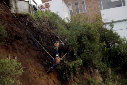 Cuadrillas del Municipio de Quito en el deslizamiento de Nayón.