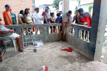 Familiares y vecinos se congregaron tras la masacre que dejó seis jóvenes muertos en Playas.