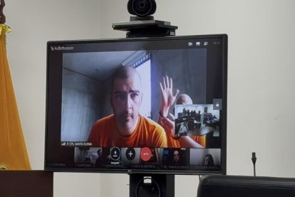 Aquiles Álvarez apareció en la diligencia con su cabello rapado.