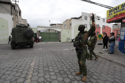 Fotografía de archivo de soldados ecuatorianos patrullando en el sector de Carapungo, en Quito