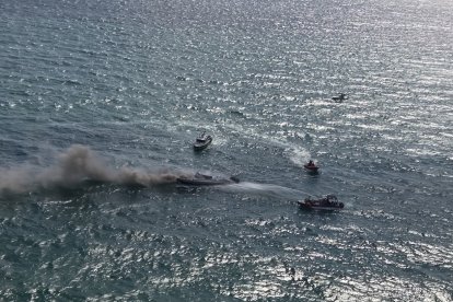 Equipos de rescate marítimo trabajaron para evitar que el fuego se extendiera