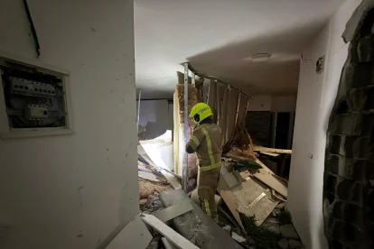 El impacto del misil provocó graves daños en al menos una vivienda del complejo