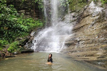 La caída de agua impresiona y cautiva.