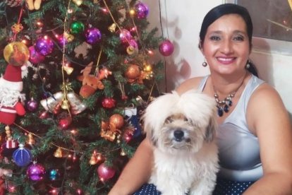 Mayra junto a Pelusa, su compañera que desapareció tras el desbordamiento del río.