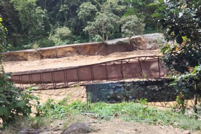 El puente en el sector Agua Caliente se desplomó.