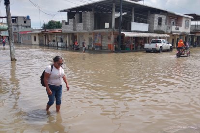 Varias calles de la parroquia El Laurel están anegadas.