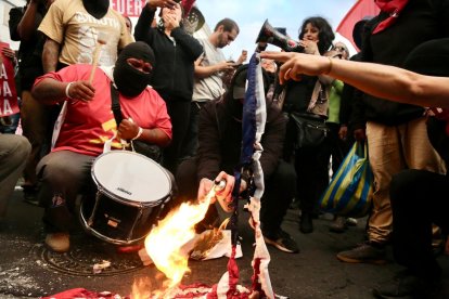 Durante las protestas quemaron una bandera de Estados Unidos.