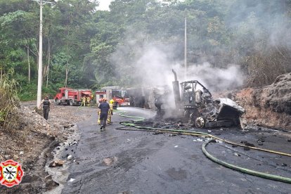 Los bomberos atendieron la emergencia durante cinco horas en Morona Santiago.