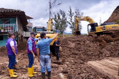 Maquinaria de la Prefectura y comunidades trabajan para recuperar caminos afectados por deslizamientos en varios cantones de Bolívar.