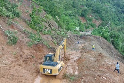 Maquinaria del Municipio de Sozoranga trabaja en la limpieza de las carreteras afectadas por deslizamientos de tierra en varios sectores del cantón.