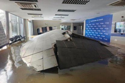 La elevación del piso llegó hasta el metro de altura y comprometió varias oficinas.