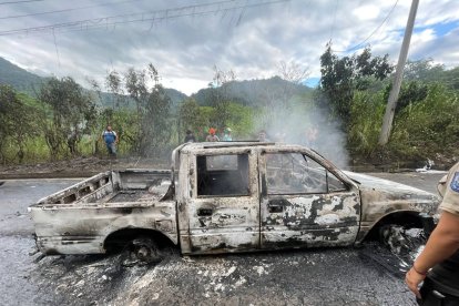 Lesli Paucar Sisalima, de 30 años, y su hijo Joel, de 8, murieron junto a su mascota tras quedar atrapados en una camioneta que fue consumida por las llamas en el accidente ocurrido en Limón Indanza.