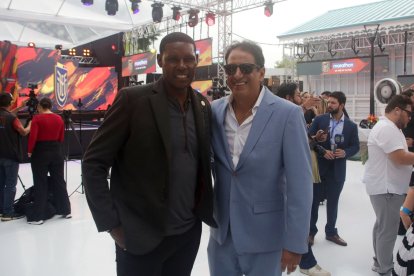 Agustín Delgado junto a José Francisco Cevallos en la presentación de la camiseta de la Tri para el Mundial 2026.