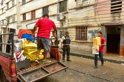 El miedo obliga a muchas personas a abandonar sus hogares.