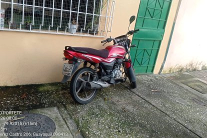 Una moto y un arma con municiones tenía en su poder el sospechoso.