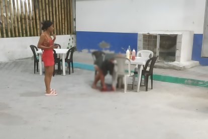 Janeth Ramos, sentada en su mesa de trabajo en Súa, fue atacada a balazos en su negocio de comidas rápidas.