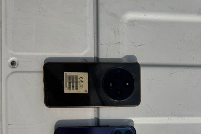 En poder de los aprehendidos se encontraron 10 celulares.