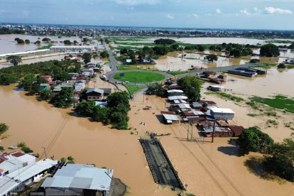 Vista aérea muestra amplios sectores anegados tras varios días de intensas lluvias que mantienen calles y barrios bajo el agua.