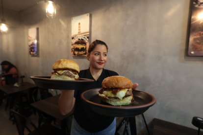 Una mesera sostiene la ‘Bastión’, la más pedida del local.