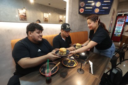 Alejandro y su amigo Dostin, listos para degustar de las hamburguesas.