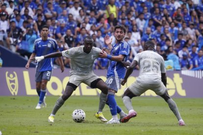 El Capwell vivió un partido intenso donde Emelec no pudo aprovechar el hombre de más ante Orense SC.