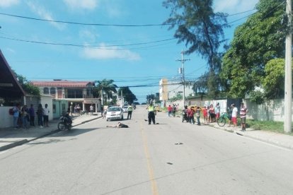 El personal de la Comisión de Tránsito del Ecuador acudió al lugar del percance en donde falleció el motorizado