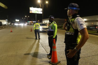 Integrantes de la Autoridad de Tránsito y Movilidad de Guayaquil (ATM) custodian en una calle tras el toque de queda este domingo, en Guayaquil (Ecuador).