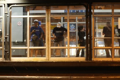 Integrantes de la Autoridad de Tránsito y Movilidad de Guayaquil (ATM) custodian en una calle tras el toque de queda este domingo, en Guayaquil (Ecuador).