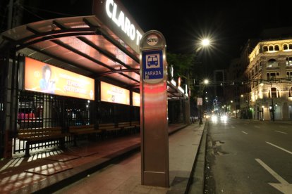 Personas aguardan dentro de una estación tras el toque de queda este domingo, en Guayaquil (Ecuador).