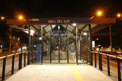 Fotografía que muestra una estación de metro cerrada tras el toque de queda este domingo, en Guayaquil (Ecuador).