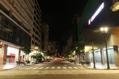 Fotografía que muestra una calle vacía tras el toque de queda este domingo, en Guayaquil (Ecuador).