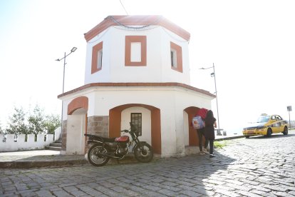 La casa del cañón del mediodía, se encuentra en la subida al Panecillo.