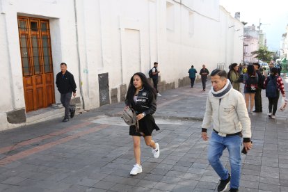 Lo peatones tratan de ganarle minutos al reloj.