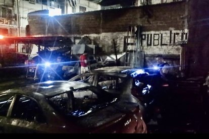 La madrugada se tornó caótica en el centro de Manta tras un incendio vehicular de grandes proporciones