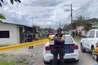 Policías colocan cinta de seguridad en el barrio San Pablo, sector 4 de La Nueva Concordia, durante las pericias en la escena del crimen de un menor de edad.