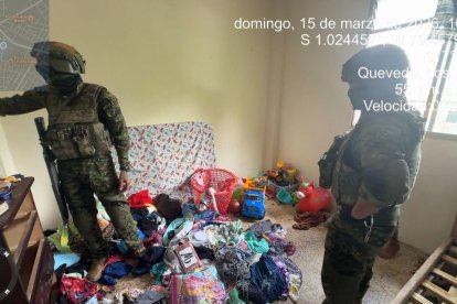 Militares realizan una inspección en la vivienda de la sospechosa.