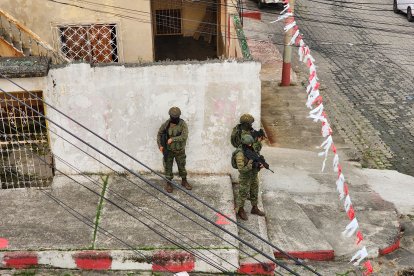Militares patrullan las calles del barrio donde fue asesinado un mototaxista en Esmeraldas, en un operativo para reforzar la seguridad tras el crimen.