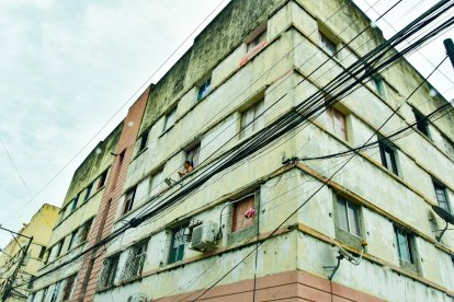 Habitantes de las Casas Colectivas enfrentan un grave deterioro estructural y falta de mantenimiento en sus departamentos.