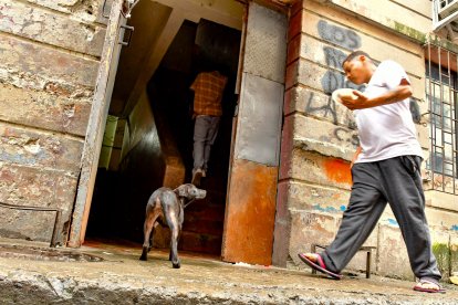 La crisis en las Casas Colectivas refleja la problemática de vivienda popular y falta de servicios en sectores vulnerables.