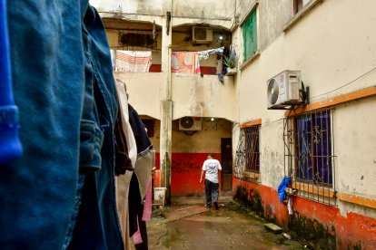 El abandono estatal en este bloque de viviendas de Guayaquil eleva la inseguridad y los riesgos sanitarios para los habitantes de este lugar.