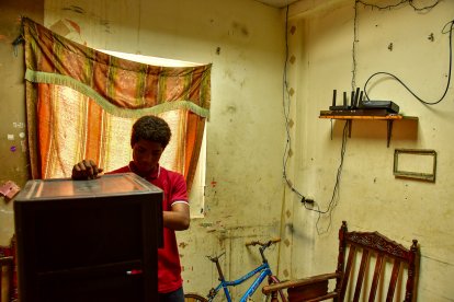 El alto costo de alquileres en otras zonas de Guayaquil obliga a los ciudadanos a permanecer en estructuras de riesgo.